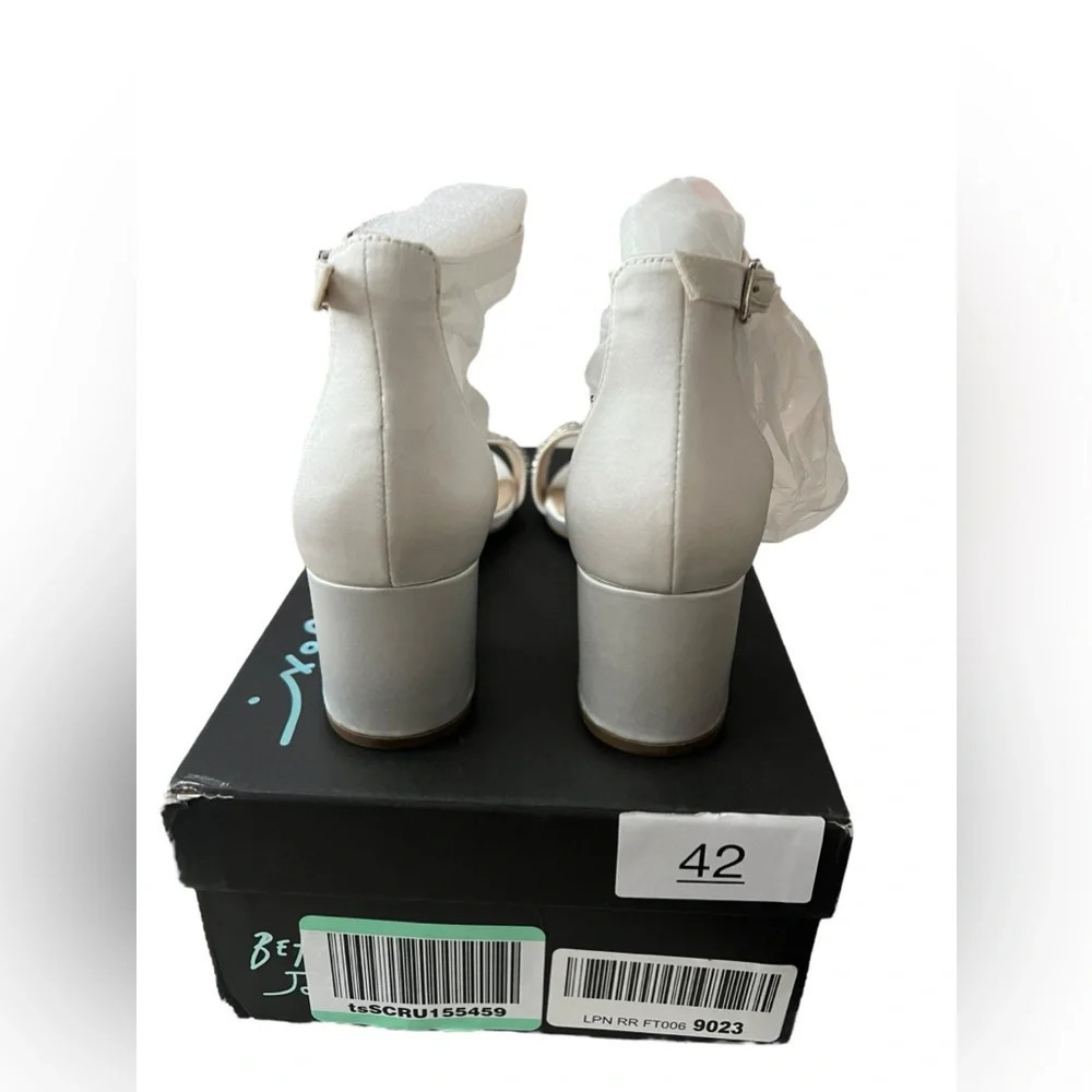 NIB Betsey Johnson Women’s Mel Rhinestone Ivory Block Heel Pumps size 8 - Picture 7 of 10